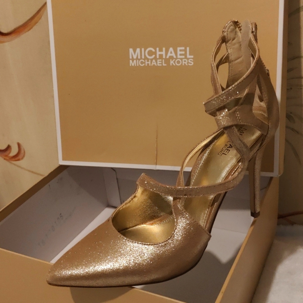 Michael Michael Kors Pale Gold pointy toe high heel with back zipper size 7